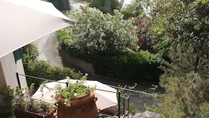 A stone staircase leading down to a coastal area with potted plants and a view of the sea. - Seaside holiday home in Bonassola, Madonnina della Punta, near Cinque Terre (bonassola)