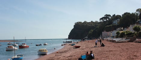 ビーチの近く、サンラウンジャー