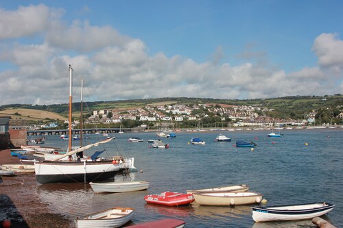 Seaside Cottage sleeping 6 people, Pet friendly, just 50 mtrs from waters edge