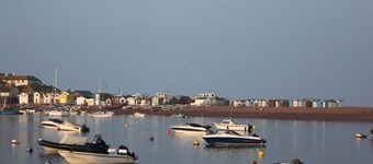 Seaside Cottage sleeping 6 people, Pet friendly, just 50 mtrs from waters edge