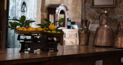 Maaseudun talo kunnostettu Santiago de Compostelassa yksityisellä pysäköintialueella