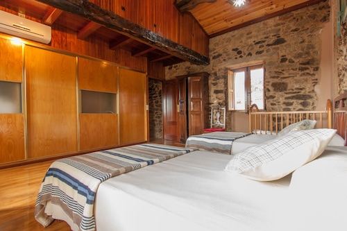 Rural house restored in Santiago de Compostela with private parking