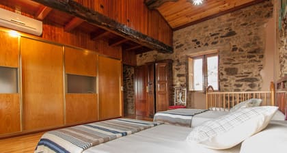 Rural house restored in Santiago de Compostela with private parking