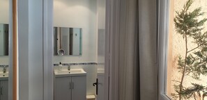 Dusche, Haartrockner, Toilettenpapier