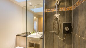 Ensemble douche/baignoire, sĂšche-cheveux, serviettes fournies, savon