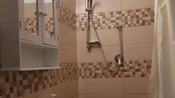 Dusche, Haartrockner, Handtücher, Toilettenpapier
