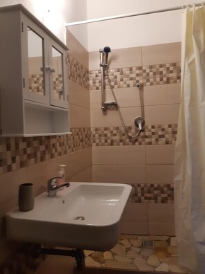 Dusche, Haartrockner, Handtücher, Toilettenpapier
