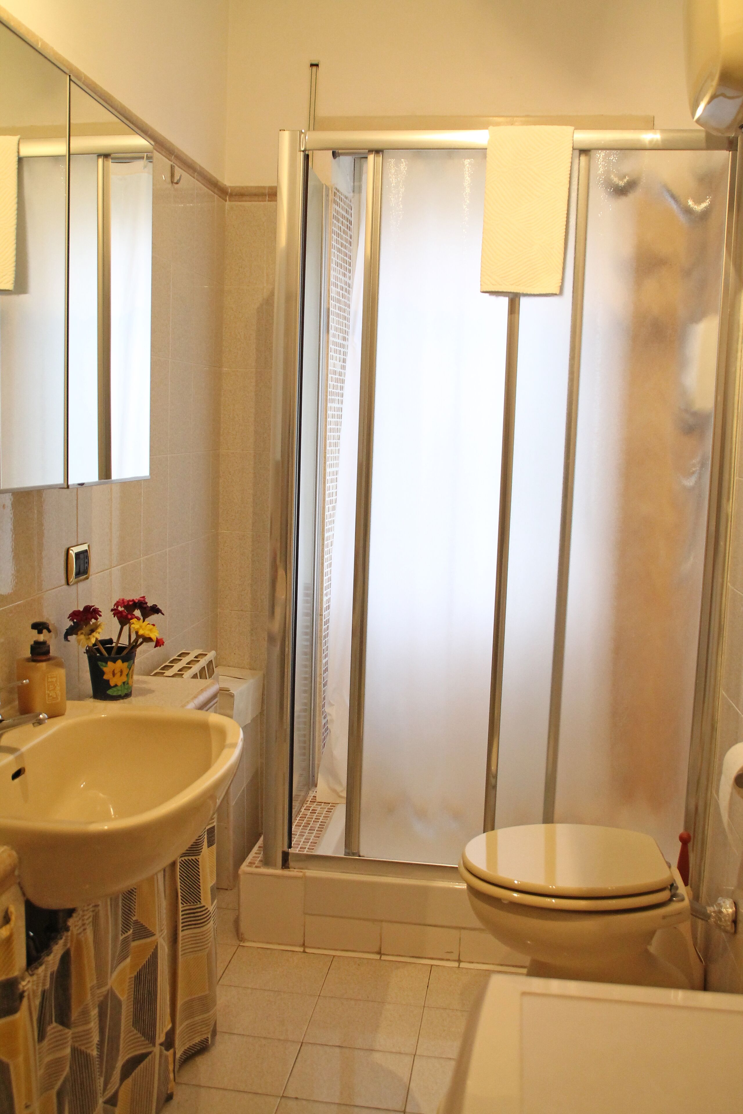 Ein Badezimmer mit Waschbecken, Toilette und Duschkabine.