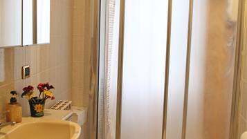 Ein Badezimmer mit Waschbecken, Toilette und Duschkabine.