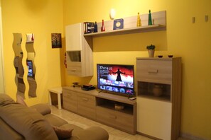 Smart TV, DVD player, books, video library - PirHouse Apartment "Da Sogno" (Roma)