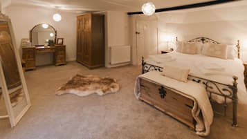 3 slaapkamers, een bureau, een strijkplank/strijkijzer, reisbedje