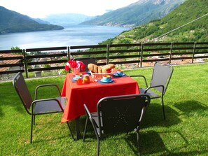 Outdoor dining - Villa with large garden and super breathtaking panorama, relaxation, peace (vercana)