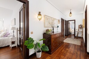 7 slaapkamers, een strijkplank/strijkijzer, reisbedje, gratis wifi