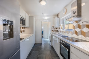 Refrigerador, microondas, horno, placa de cocina