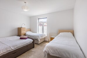 3 habitaciones, tabla de planchar con plancha, wifi y ropa de cama 