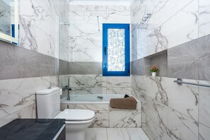 Combined shower/bathtub, hair dryer, bidet, towels - Villa Carmen Heated Private Swimming Pool, Air Conditioning and Game Room all in (Playa Blanca-Yaiza)