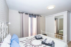 6 bedrooms, in-room safe, iron/ironing board, travel cot - Villa Carmen Heated Private Swimming Pool, Air Conditioning and Game Room all in (Playa Blanca-Yaiza)
