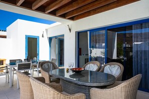 Outdoor dining - Villa Carmen Heated Private Swimming Pool, Air Conditioning and Game Room all in (Playa Blanca-Yaiza)
