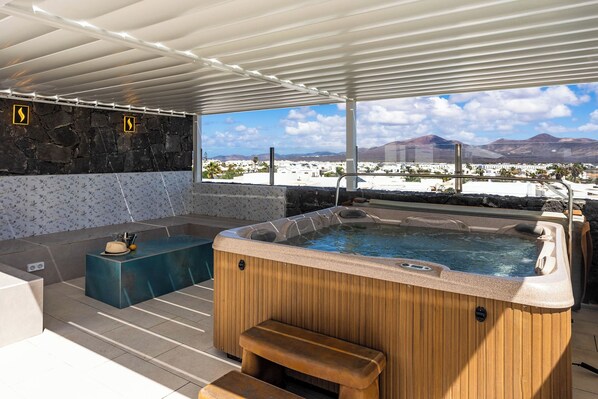 Outdoor spa tub