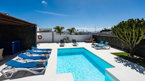 A heated pool - Villa Carmen Heated Private Swimming Pool, Air Conditioning and Game Room all in (Playa Blanca-Yaiza)