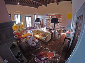 Fernseher, Kamin, DVD-Player, Bücher