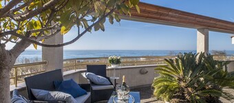 Uitzicht op de zee Groot terras 170 m2