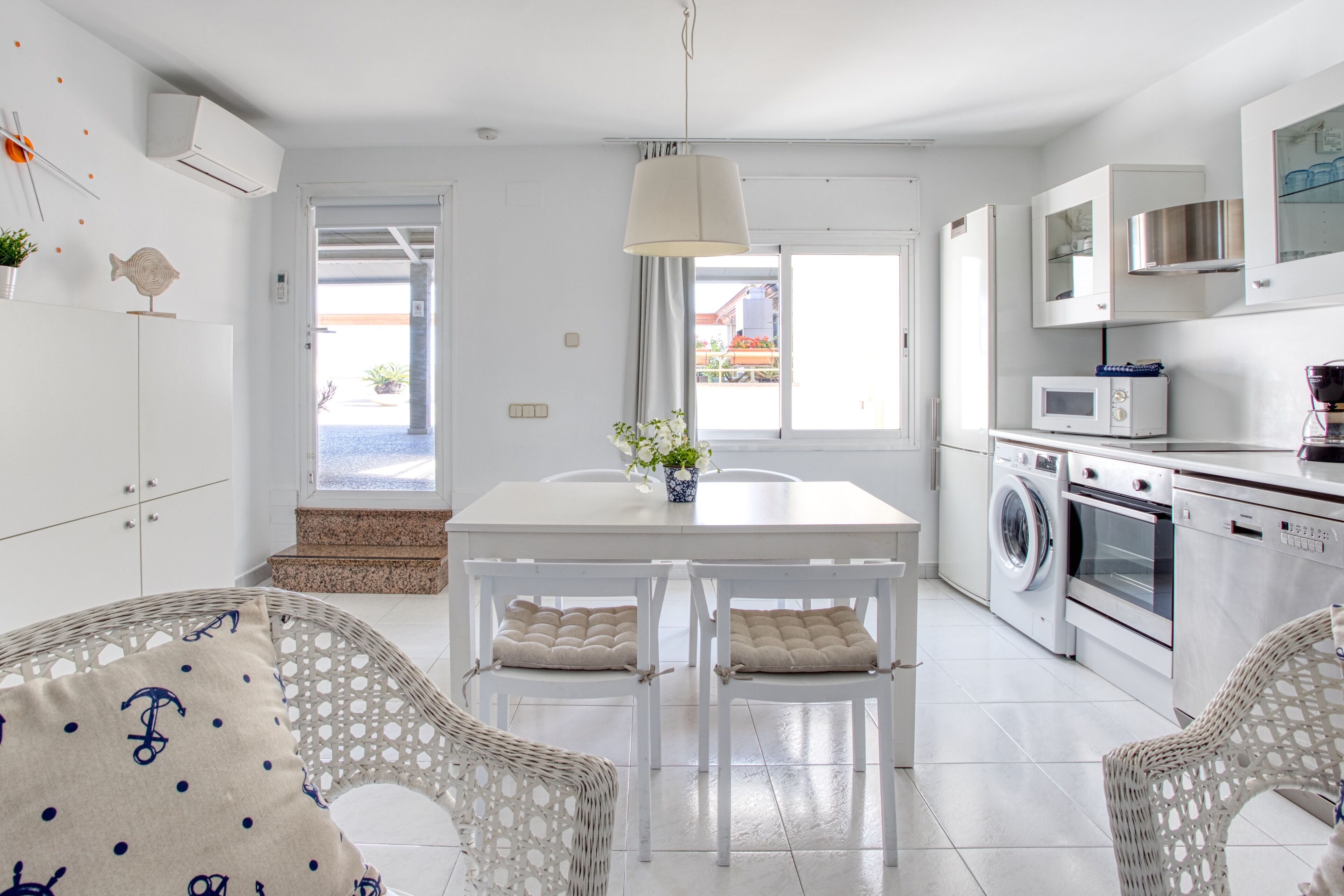 Frigorífico, microondas, horno y placa de cocina