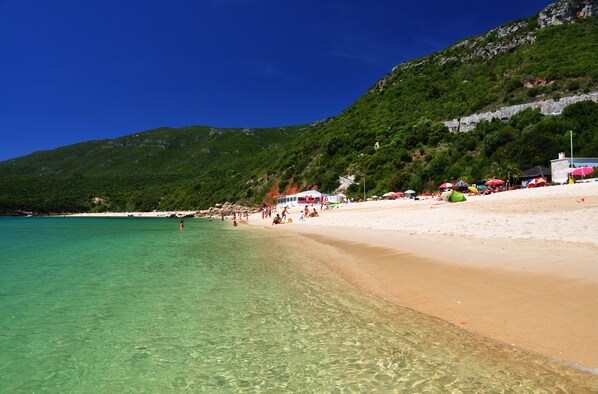 Nær stranden og strandhåndklær