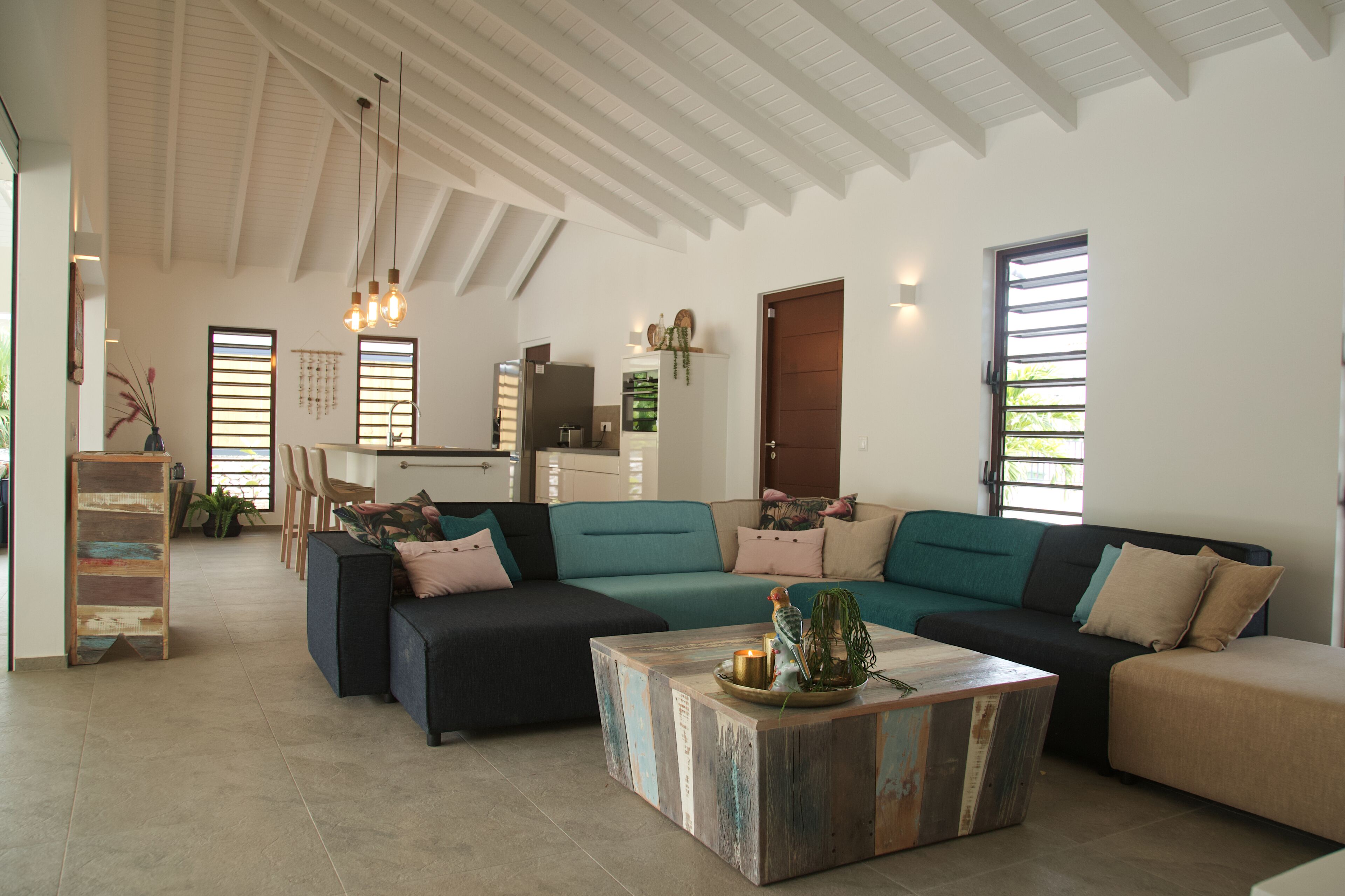 Een smart-tv en een stereo