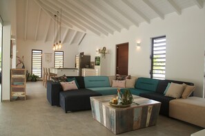 Smart TV, stereo - *UNIQUE*: Luxury, tropical villa within walking distance of Jan Thiel Beach (6p) (Jan Thiel)