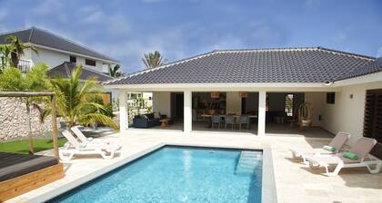 *UNIQUE*: Luxury, tropical villa within walking distance of Jan Thiel Beach (6p)