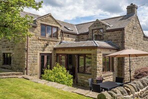 Outdoor dining - Beautiful, Large Cottage, village location in The heart of the Derbyshire Dales (Tansley)