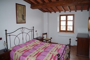 2 bedrooms, desk, iron/ironing board, bed sheets