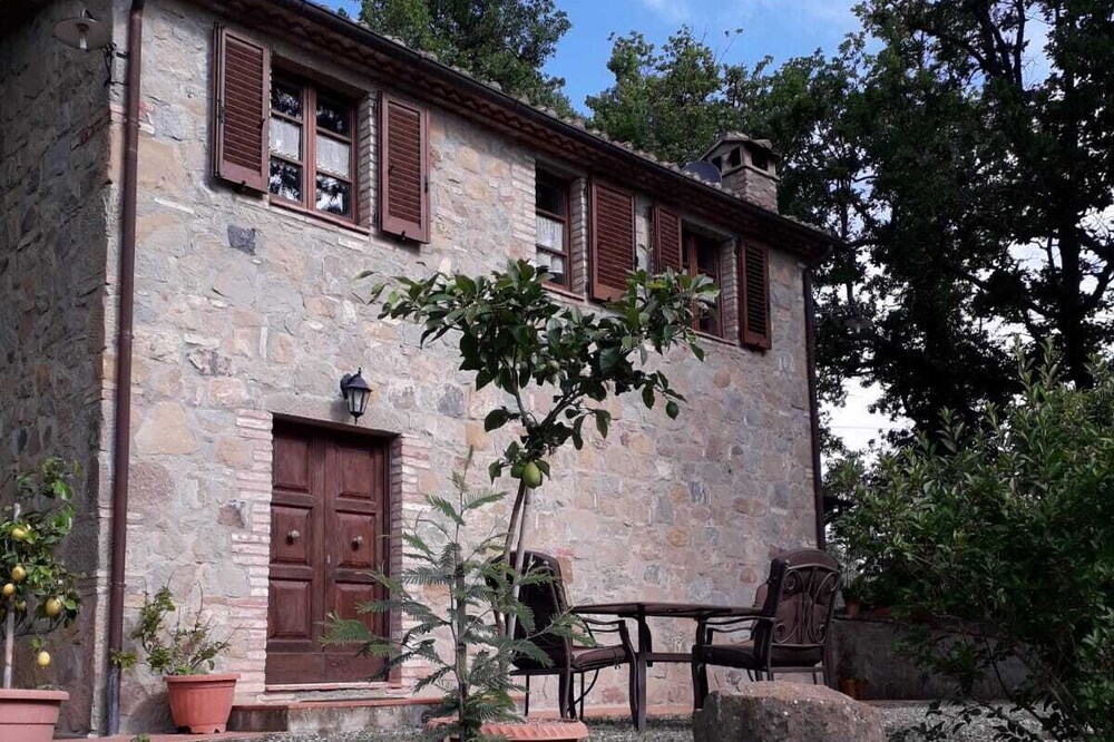 House in Val d'Orcia excellent for families