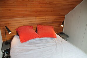 2 quartos, ferros/tábuas de passar roupa, berço de viagem