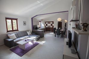 Smart TV, fireplace, DVD player, table football