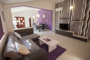 Smart TV, chimenea, reproductor de DVD y futbolito 