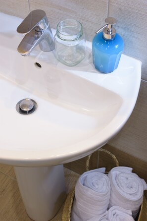 Dusche, Haartrockner, Handtücher, Seife