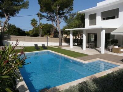 Modern villa with pool and sleeps 8