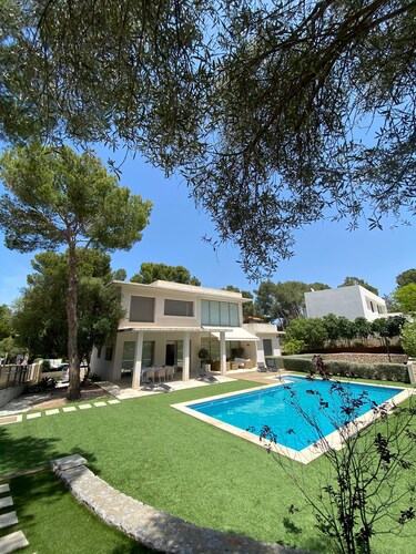 Villa moderne avec piscine et dort 8