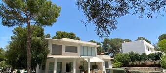 Modern villa with pool and sleeps 8