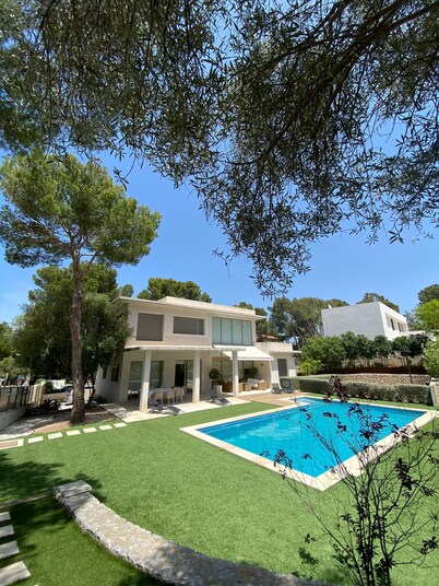 Modern villa with pool and sleeps 8