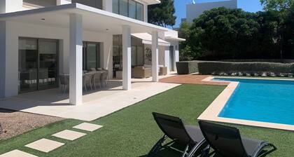 Moderne Villa mit Pool und schläft 8
