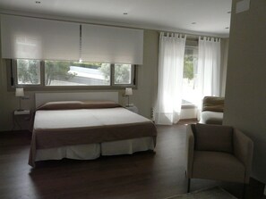 4 soverom, strykejern/-brett, wi-fi (inkludert) og sengetøy