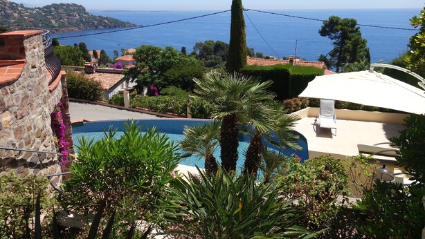 A pool with a view of the sea, surrounded by greenery and a stone wall. - 5-star villa. Air-conditioned. Secure. Exceptional sea view, Swimming pool (Saint-Raphaël)
