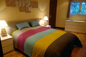 4 chambres, coffres-forts dans les chambres, fer et planche à repasser