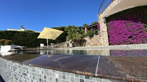 Alberca al aire libre y alberca climatizada
