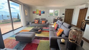 Smart TV, chimenea, reproductor de DVD y videoteca 