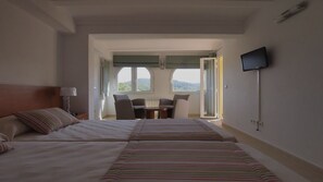 6 Schlafzimmer, Zimmersafe, Bügeleisen/Bügelbrett, Reisekinderbett
