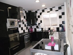 Kühlschrank, Mikrowelle, Ofen, Herdplatte